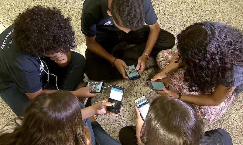 Celulares nas escolas: prazo para regular lei termina nesta semana; texto está na Casa Civil